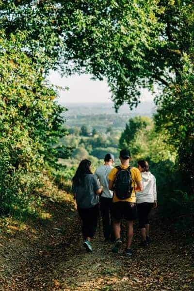 Een groep wandelaars op het platteland van de Correze.