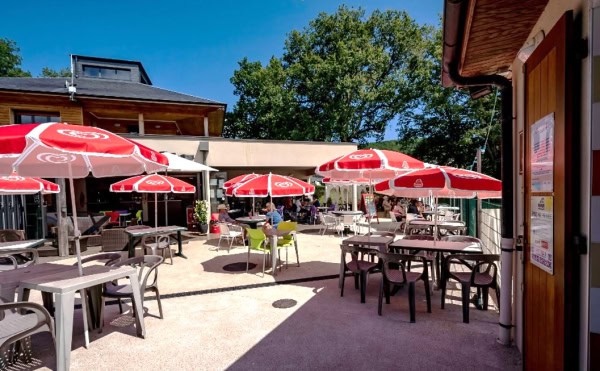 Uitzicht op het terras van de snackbar op camping Lac du Causse