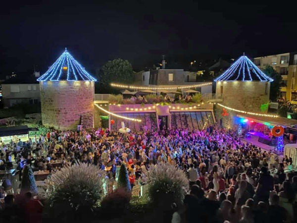 Vue aérienne des Festi'Barbecues, soirées organisées chaque été à Malemort