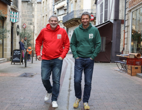 Deux hommes portant des sweat de la marque 100% Gaillard afin de promouvoir la fête des pères