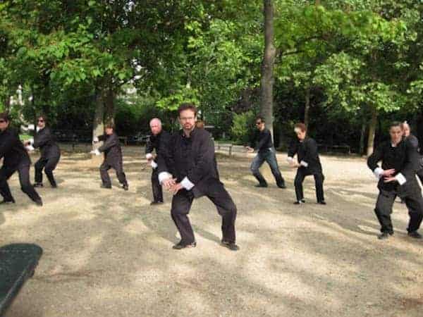 Groupe de personnes faisant du Taï Chi sur la plage du Causse