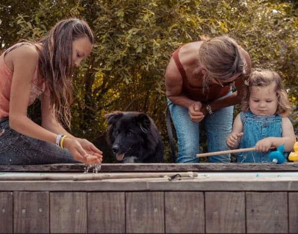 photo famille avec chien aux Jardins de Colette