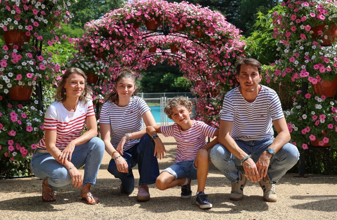 Photo d'une famille habillée avec la marque 100% Gaillard prise à Castel Novel