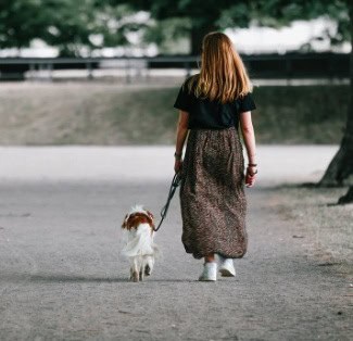 Femme se baladant avec son chien