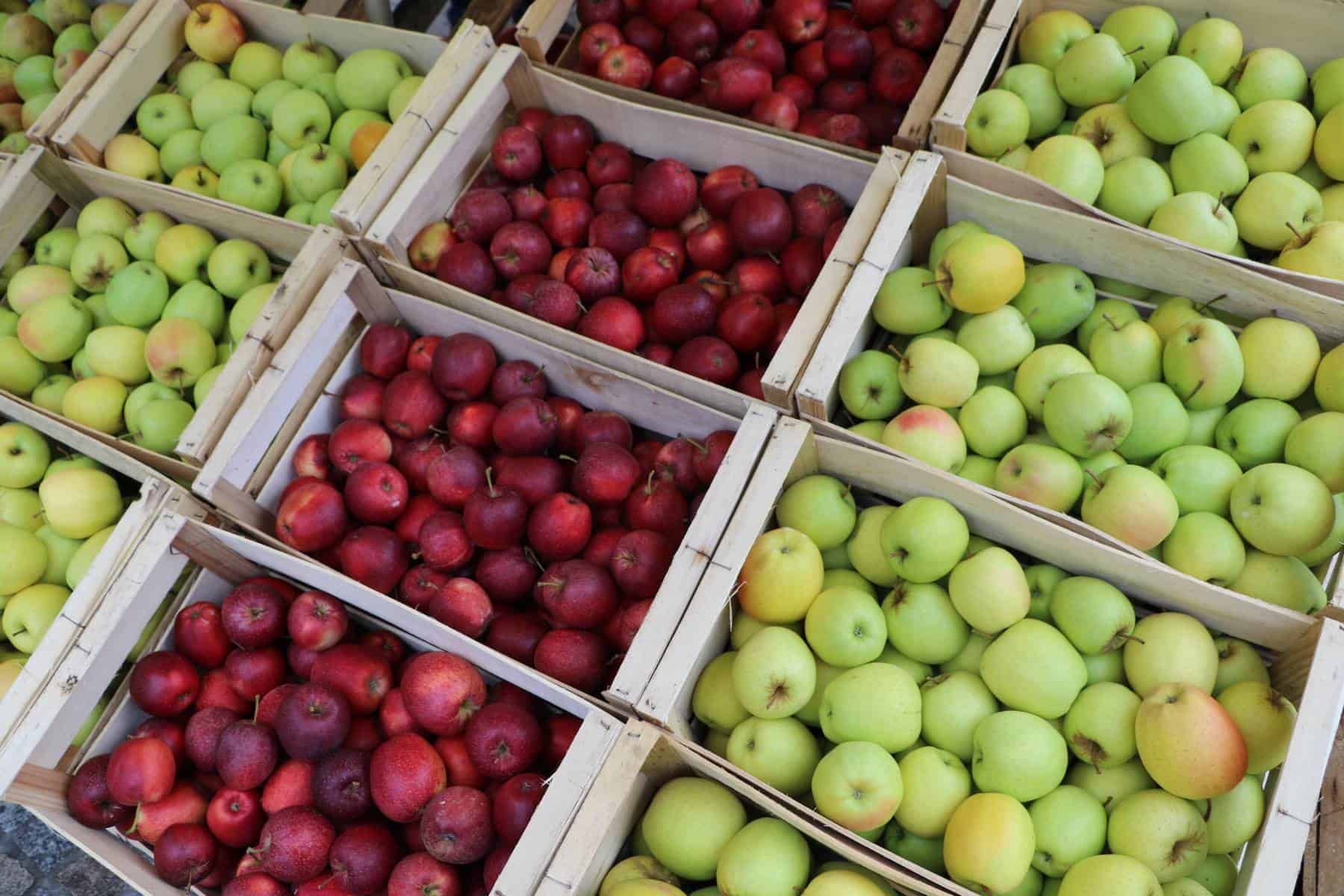 Cajas de manzanas expuestas en la Fiesta de la Manzana de Brive-La-Gaillarde, a principios de octubre.