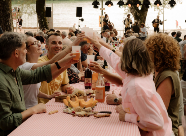 ©Charly Derouet Groupes de personnes trinquant à une Guinguette du Causse