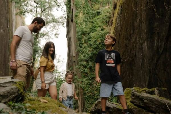 Famille visitant les ardoisières de Travassac