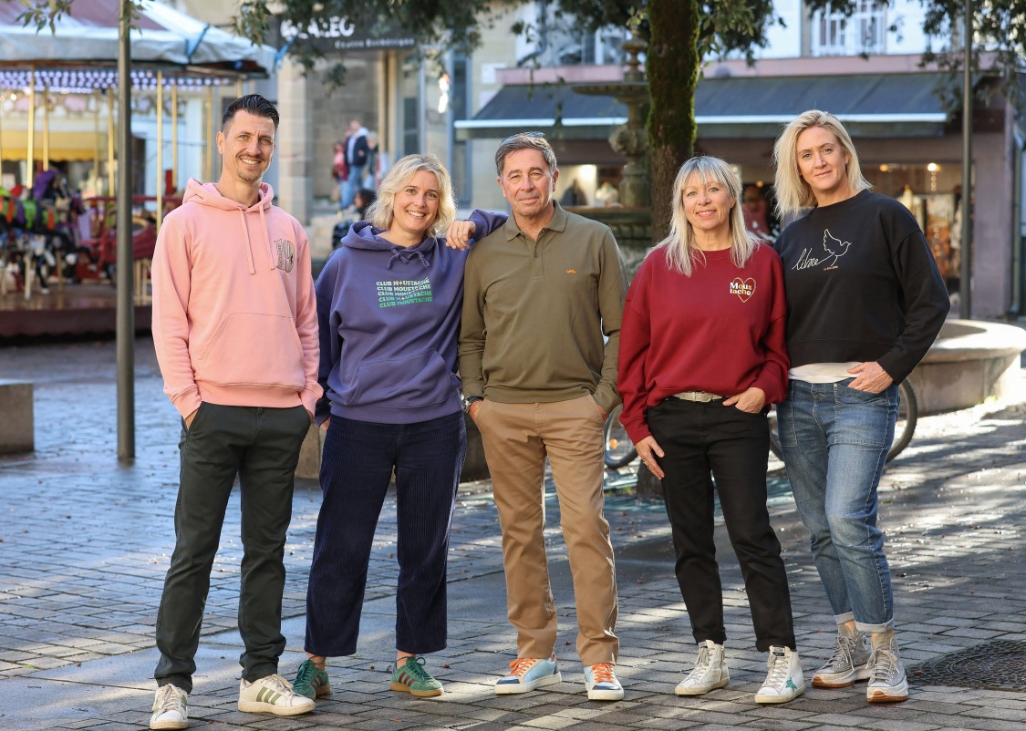 5 adultes portant les derniers modèles de la Boutique 100% Gaillard de Brive.