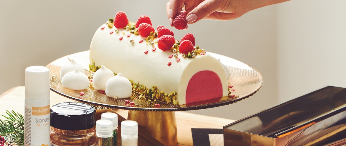 Photo d'une bûche de Noël préparée avec des ustensiles d'Ambiance et Styles.