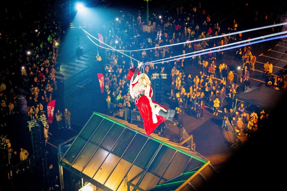 Arrivée du Père-Noël à Brive par les airs.
