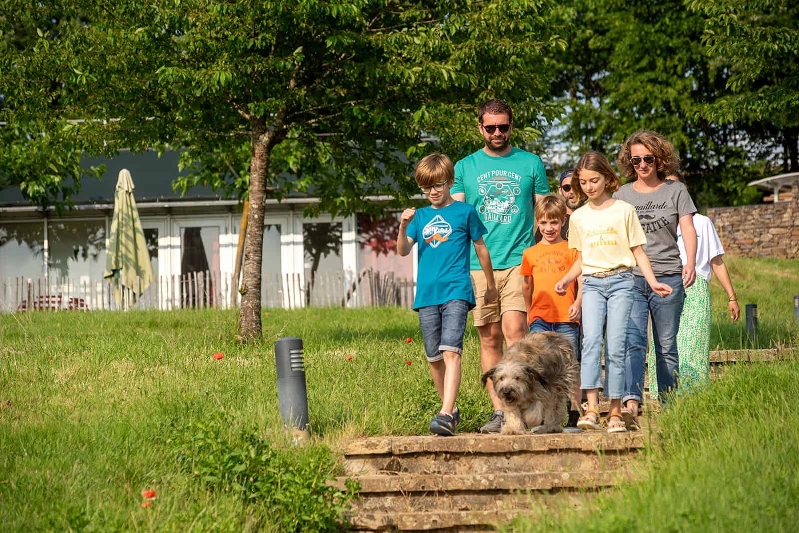 Famille se promenant en Corrèze