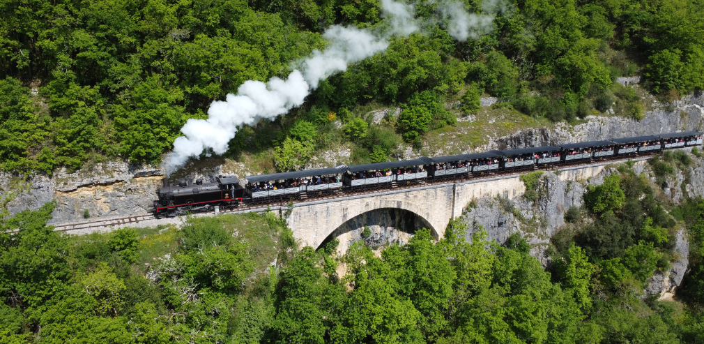 Vue du petit train à vapeur de Martel circulant le long d'une falaise
