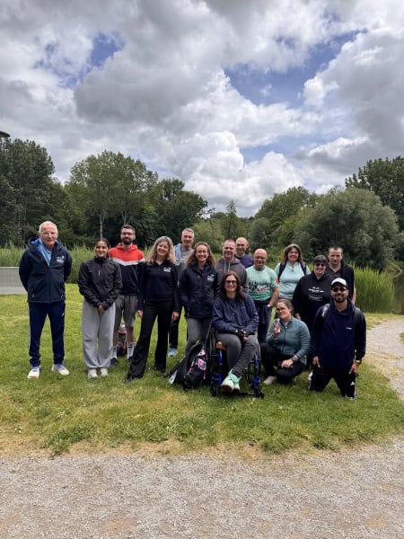Photo d'un groupe de 15 sportifs sur les bords du plan d'eau à Objat en Corrèze