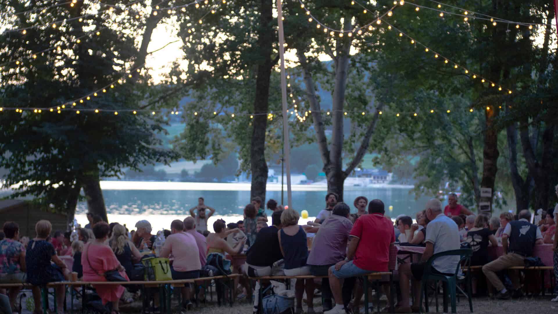 groupe de personnes participant à une Guinguette du Causse