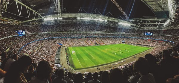 Vue d'un stade de football avec les tribunes pleines de spectateurs.
