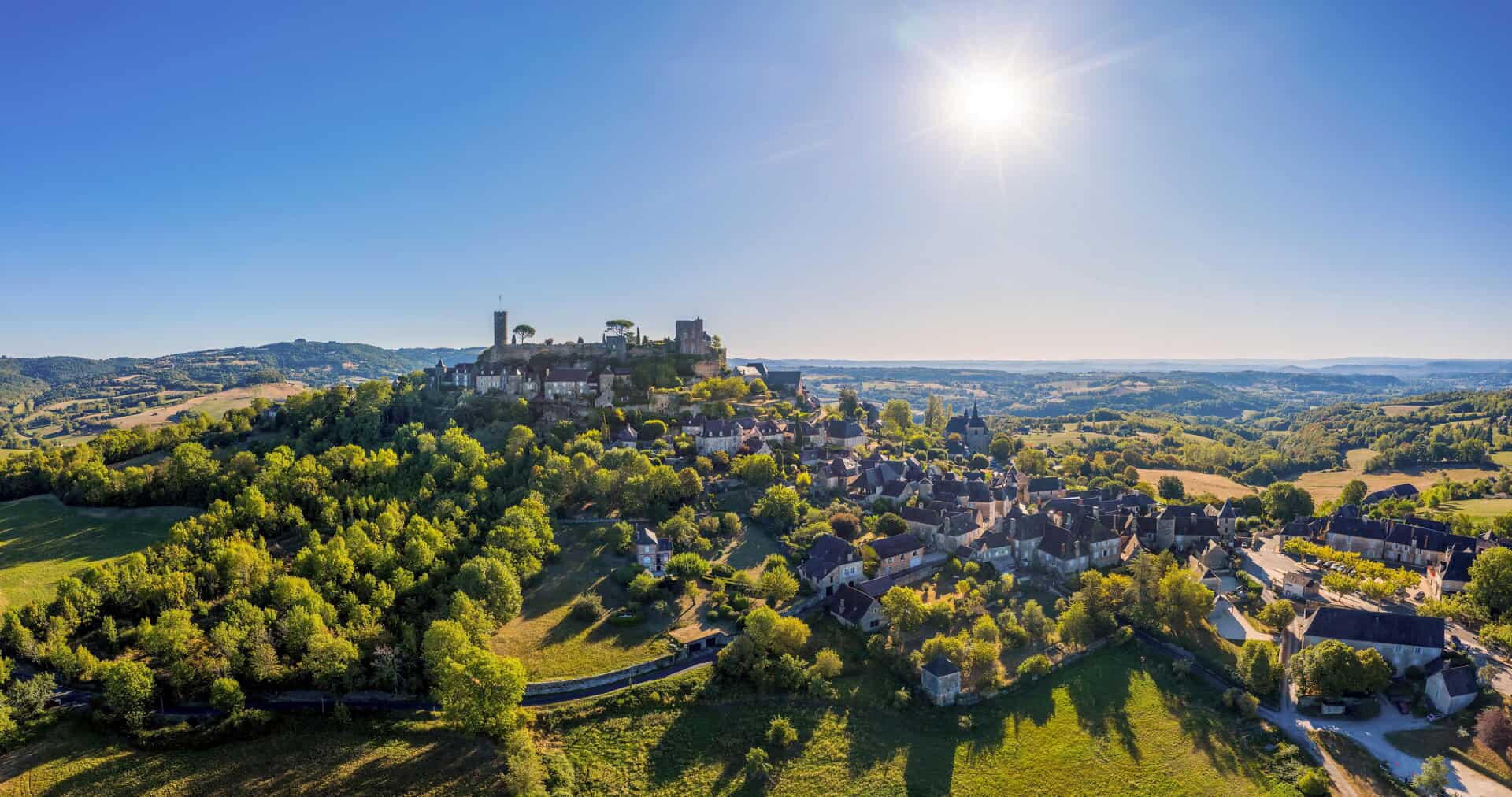 Vue aérienne de Turenne, village classé parmi les plus beaux de France.