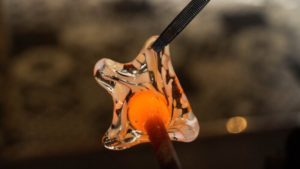 Création des pétales d'une fleur en verre Sculptage d'une fleur en verre