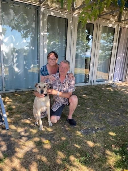 Claudone, joel et leur chien Joker devant leur gite à ste fereole