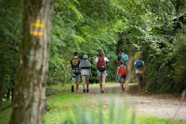 Famille faisant une randonnée en Corrèze.