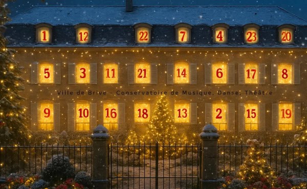 Vue d'une façade de maison de nuit où chaque fenêtre représente le calendrier de l'Avent.