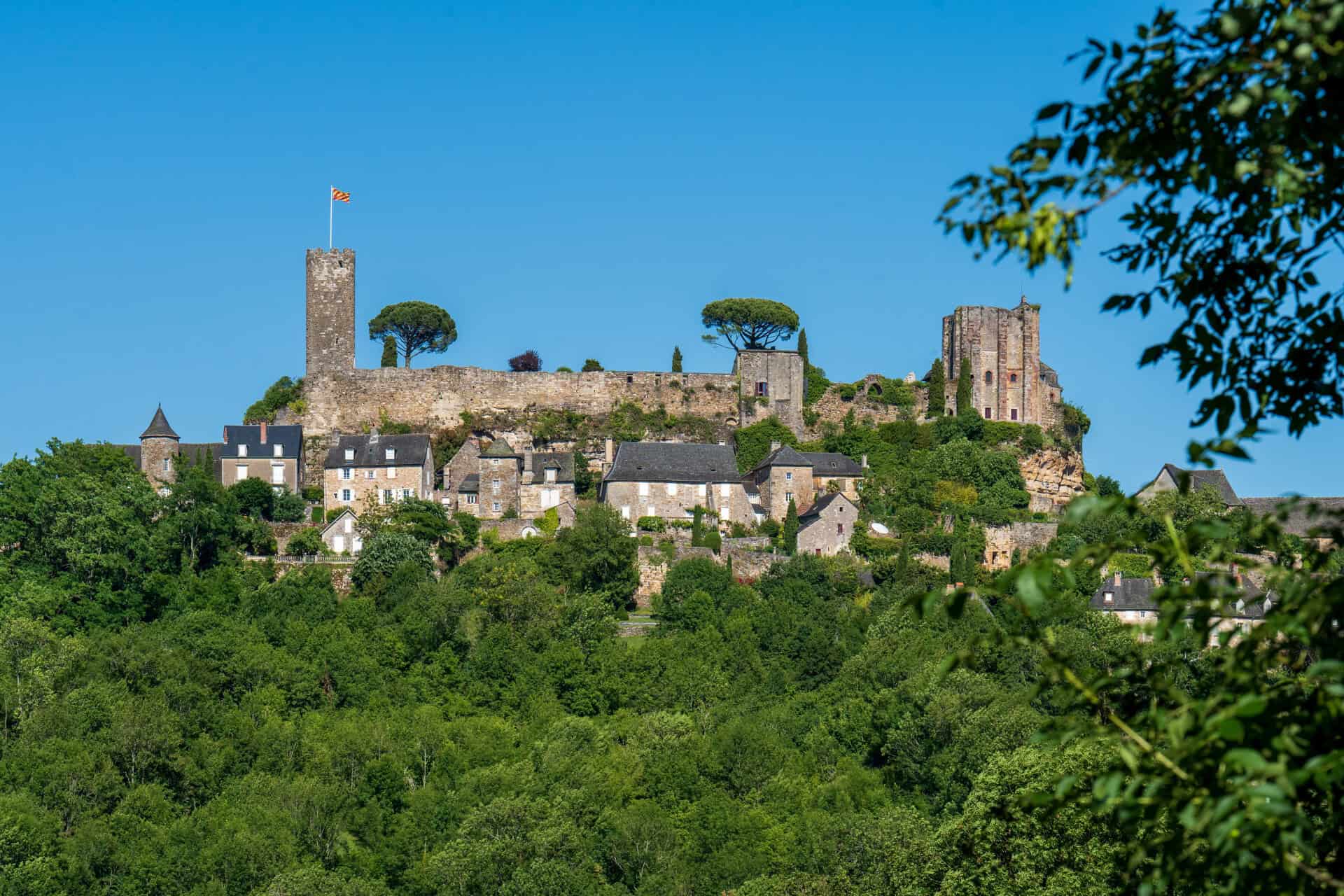 Vue de Turenne et du château et de ses remparts